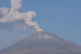 Вулкан Попокатепетль в Мексике извергает клубы дыма и пепла