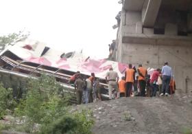 Автобус сорвался с моста в Индии: восемь погибших