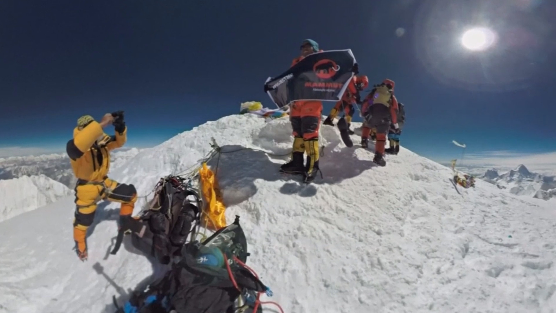 В Непале отмечают 70-ю годовщину первого восхождения на Эверест