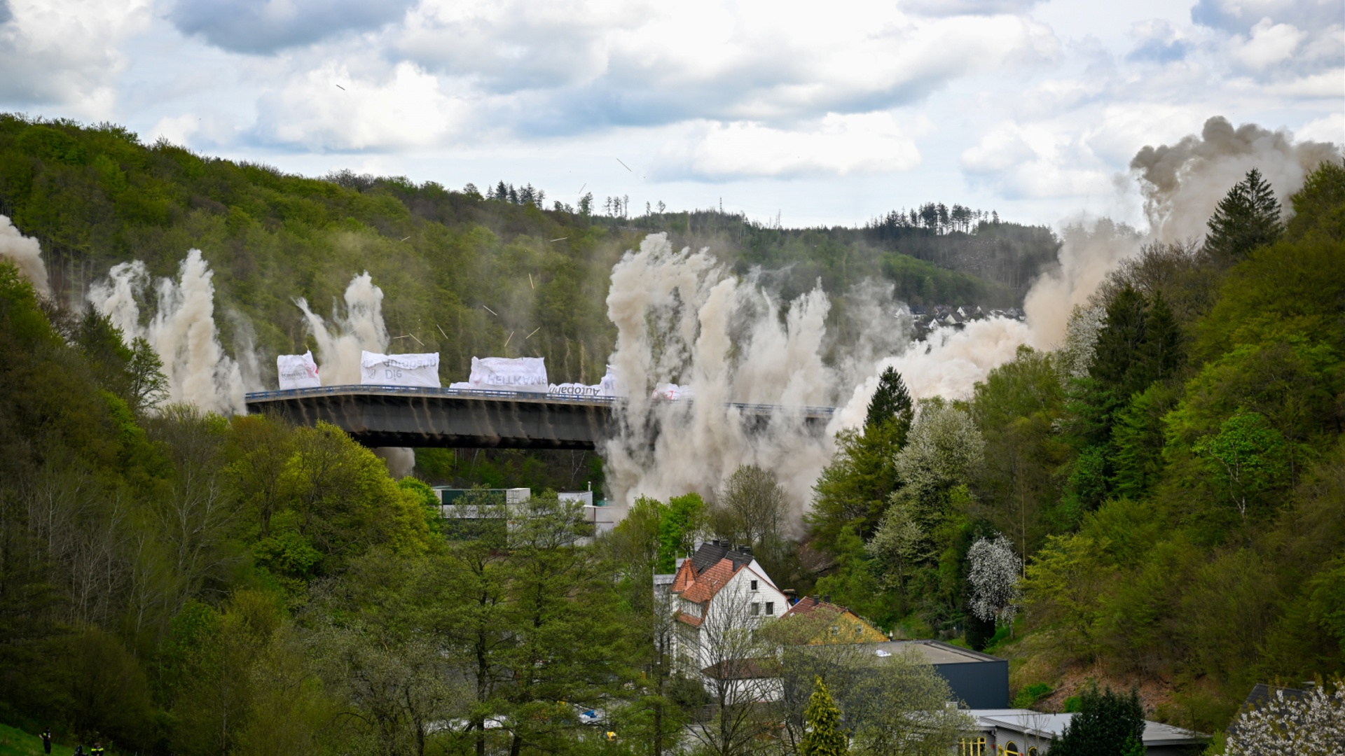 150 кг взрывчатки использовали для подрыва моста в Германии