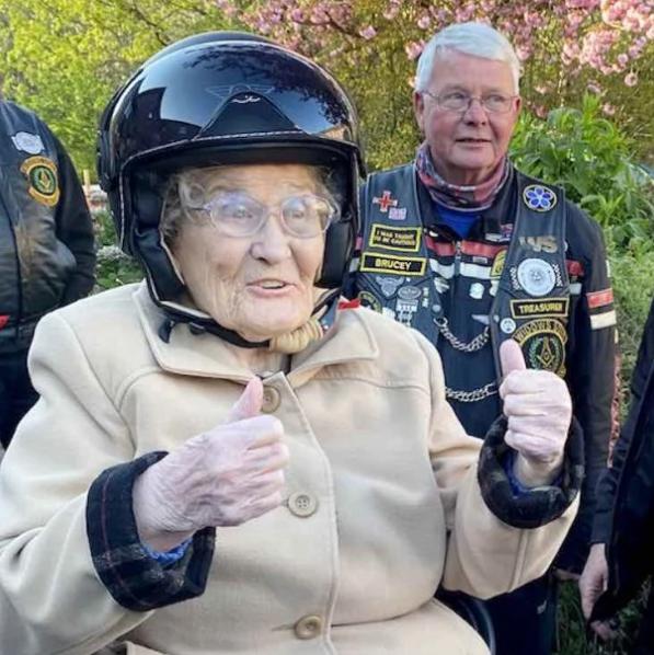 Байкеры исполнили мечту 90-летней бабушки
