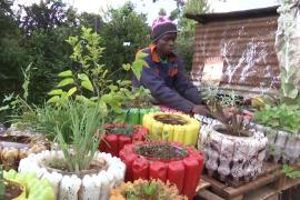 Предметы интерьера из бутылок: новую жизнь мусору дают в Найроби
