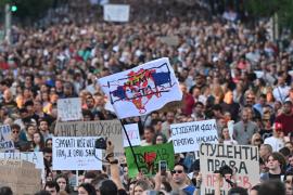 Сербы требуют отставки правительства из-за массовых расстрелов в мае