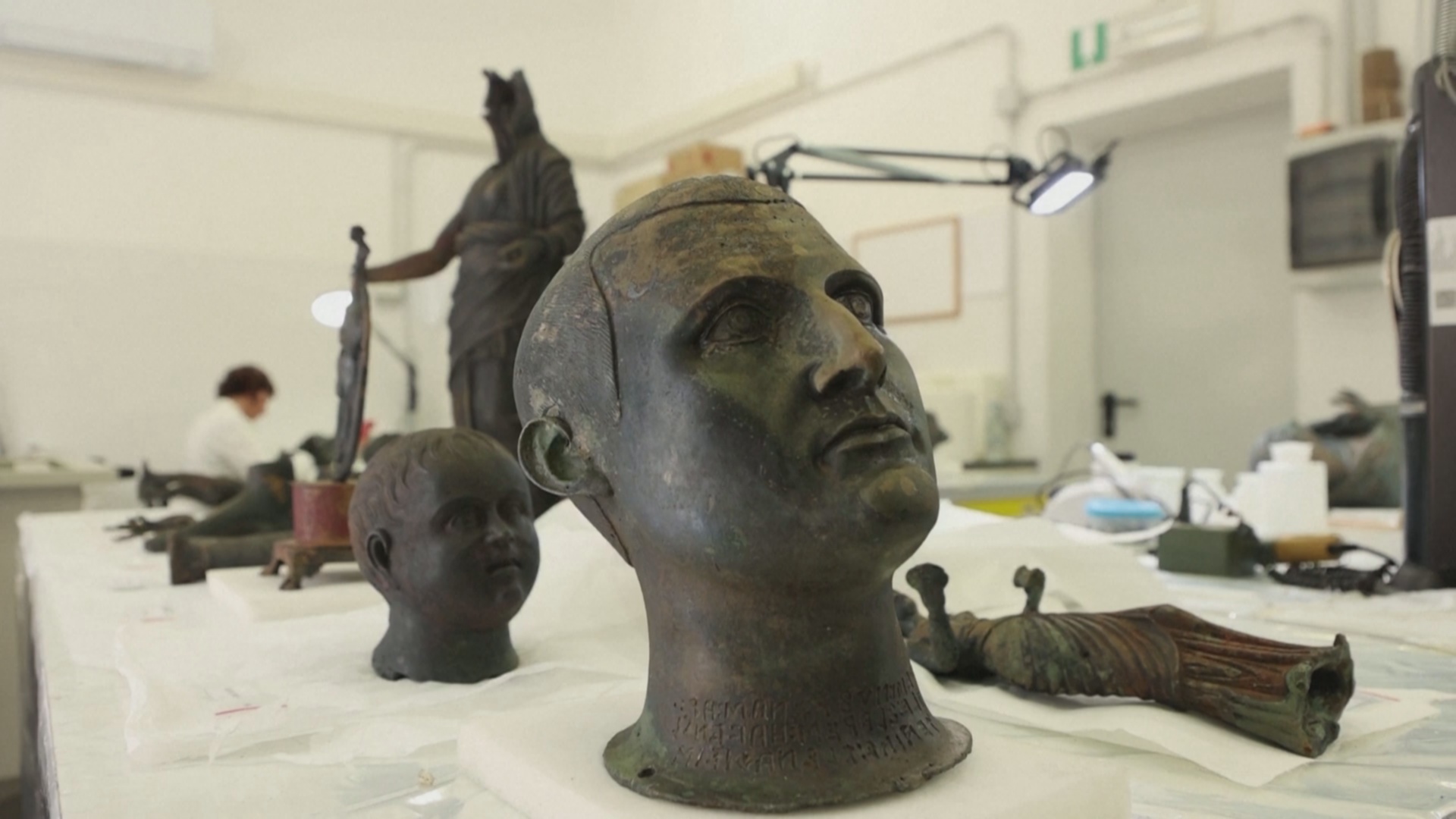 Бывший мусорщик помог археологам найти бронзовые статуи