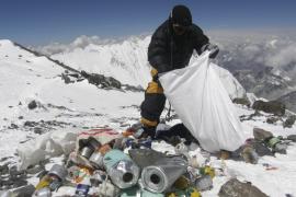 Альпинист из США призывает защитить Эверест от мусора