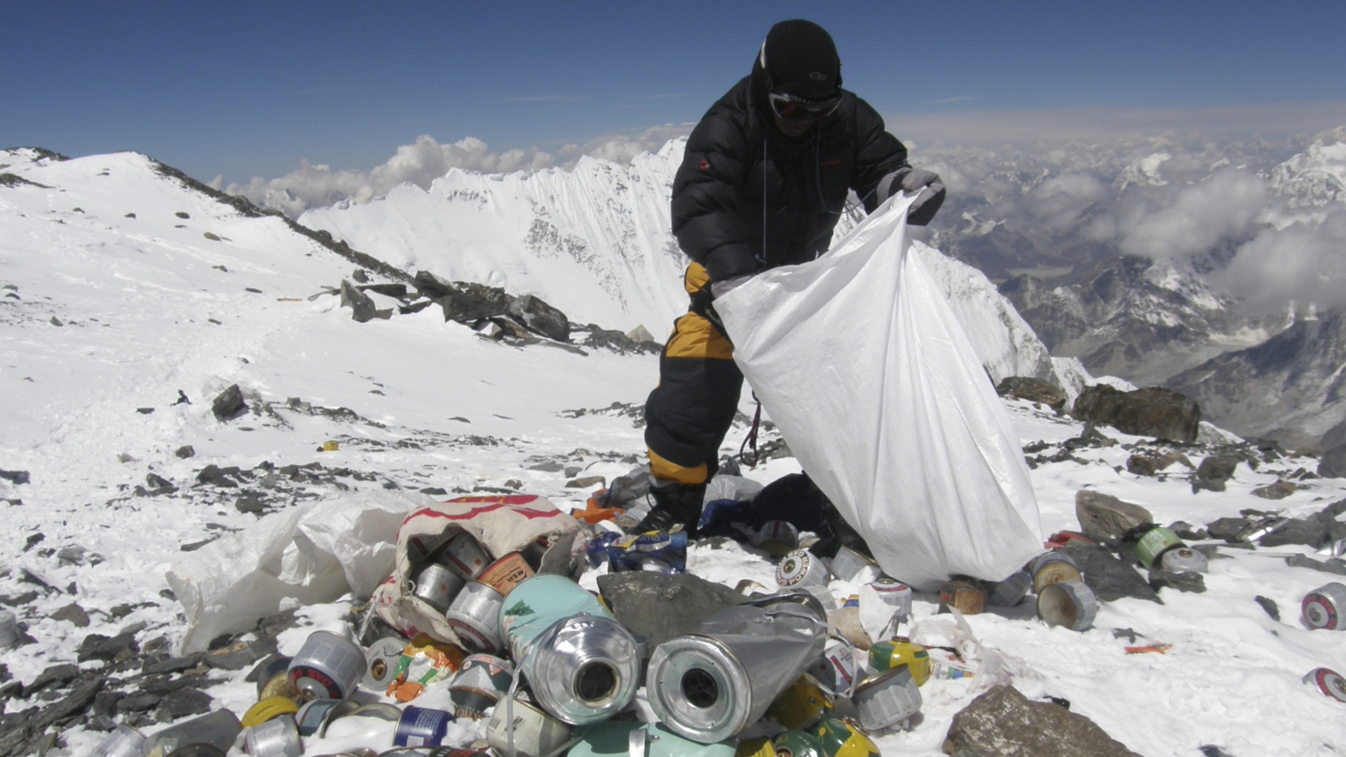 Альпинист из США призывает защитить Эверест от мусора