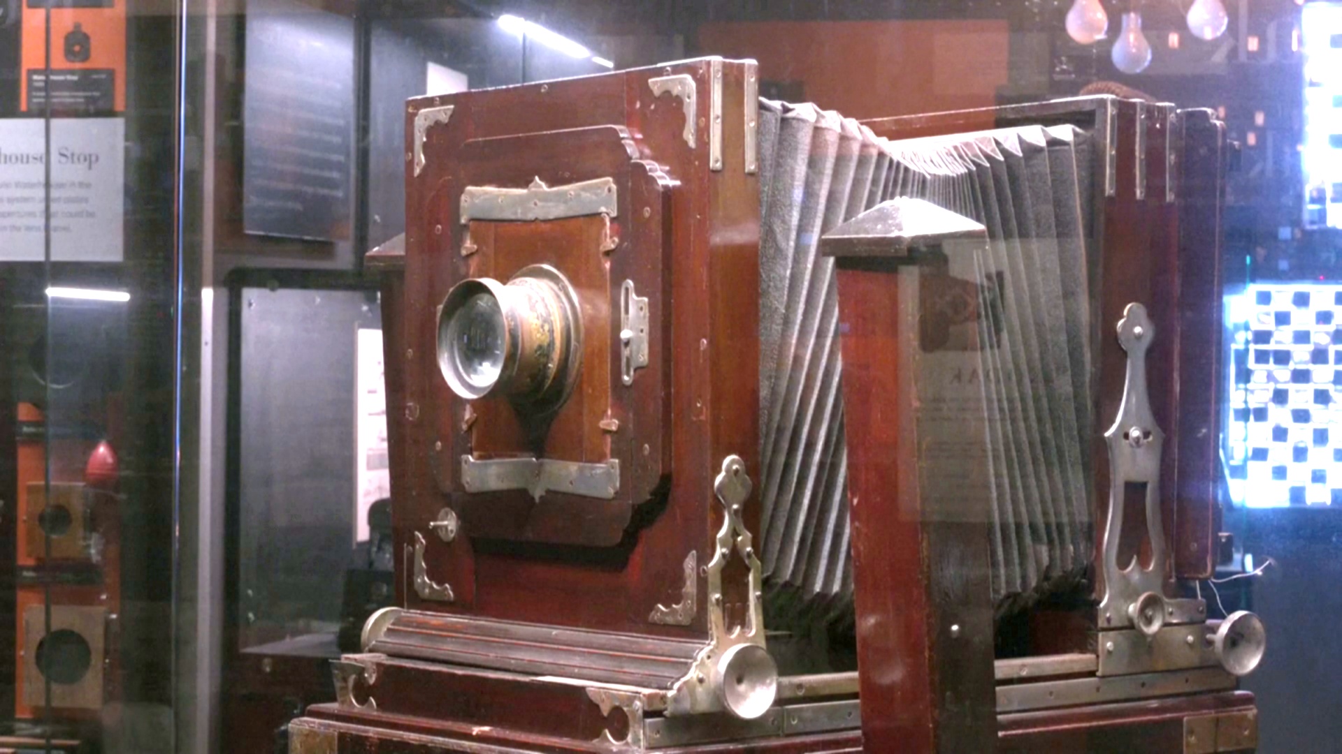 2500 фото- и видеокамер представили в музее в Индии