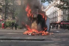 Десятки пожаров вспыхнули на улицах Парижа во время протестов против пенсионной реформы