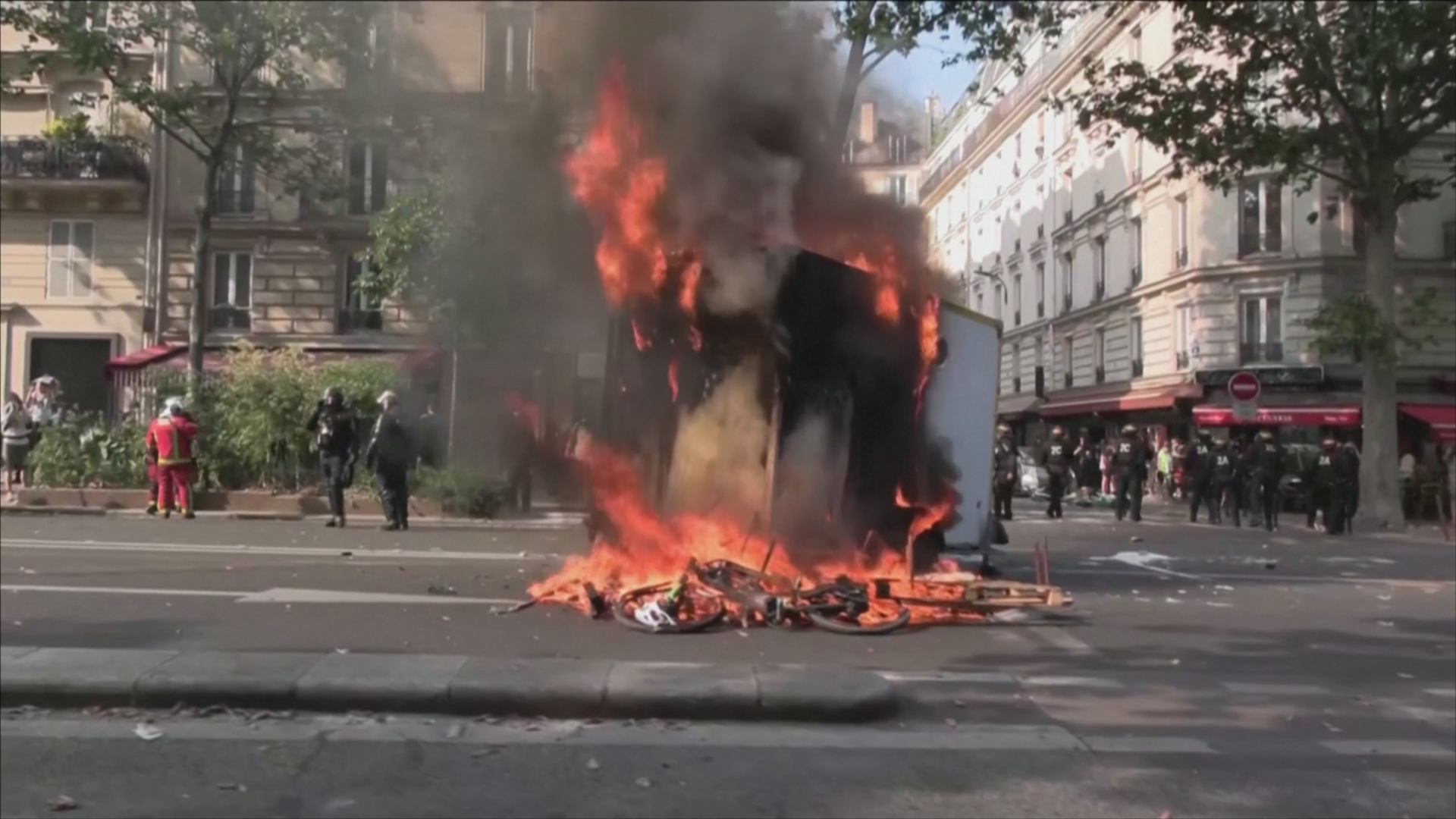 Десятки пожаров вспыхнули на улицах Парижа во время протестов против пенсионной реформы