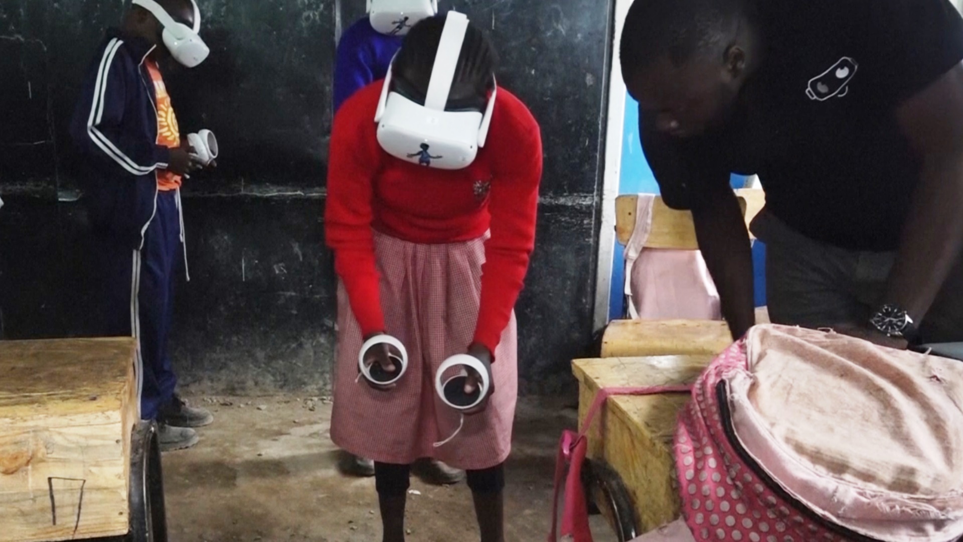 Кенийские школьники путешествуют в гарнитурах виртуальной реальности