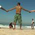 Гигантскую живую цепь сформировали бразильцы на берегу залива Гуанабара