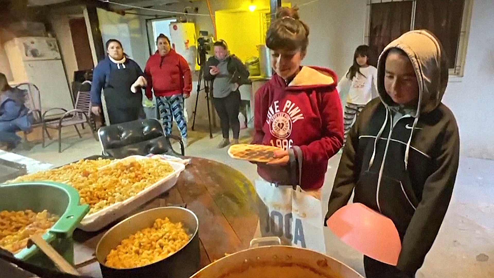 В бесплатные кухни в Аргентине выстраиваются очереди из нуждающихся