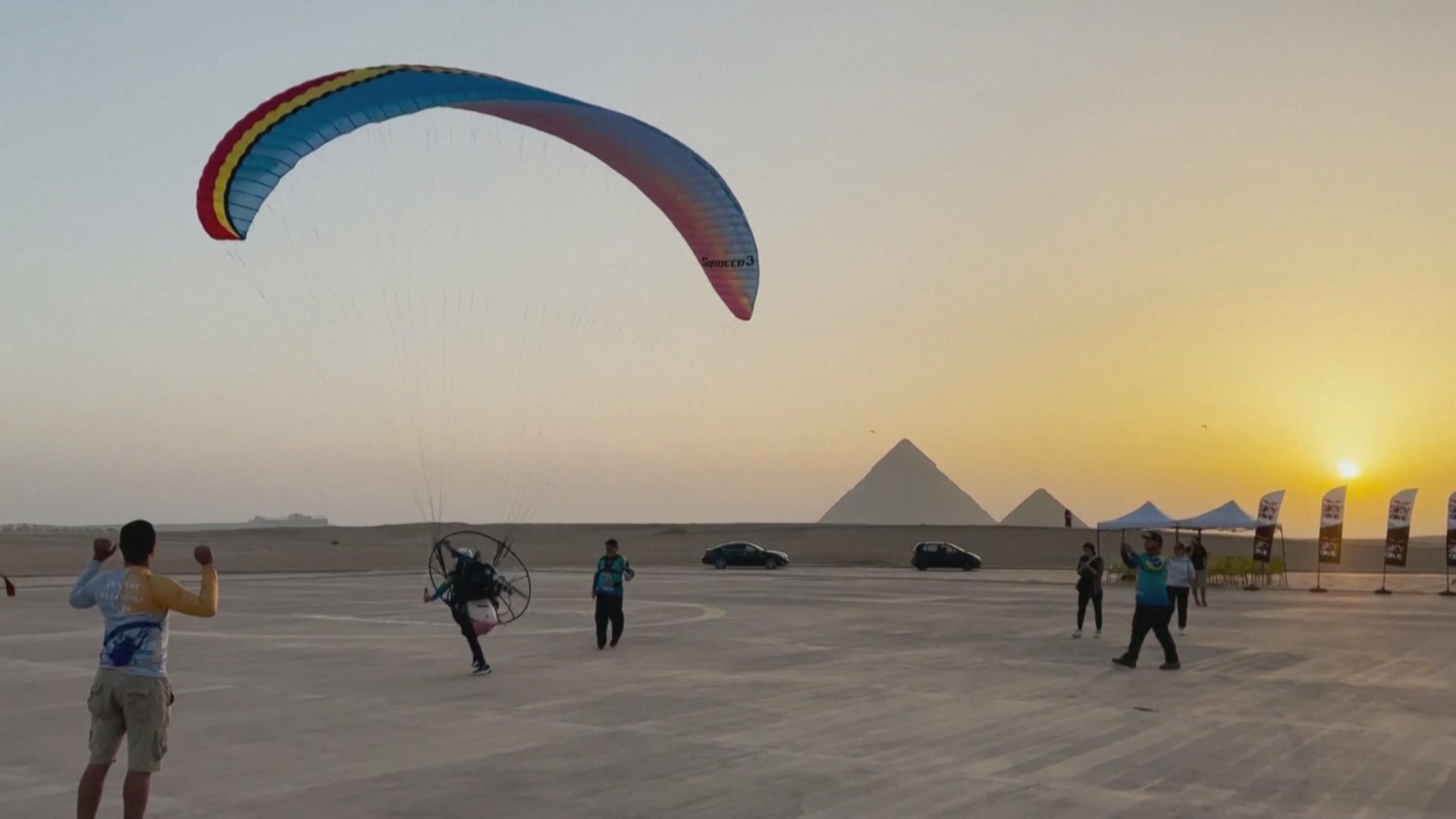 Парапланеристы полетали над пирамидами в Египте