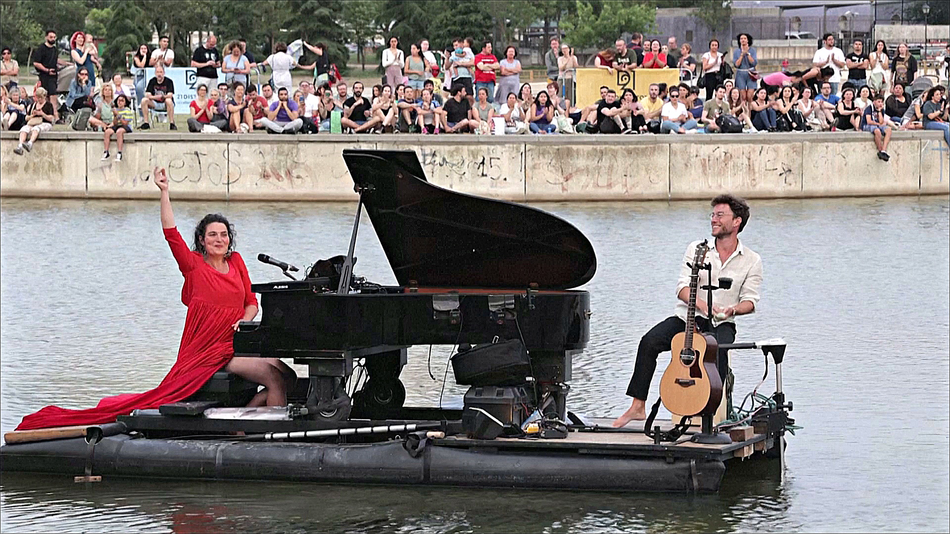 Музыку на воде представила французская пианистка в центре Мадрида
