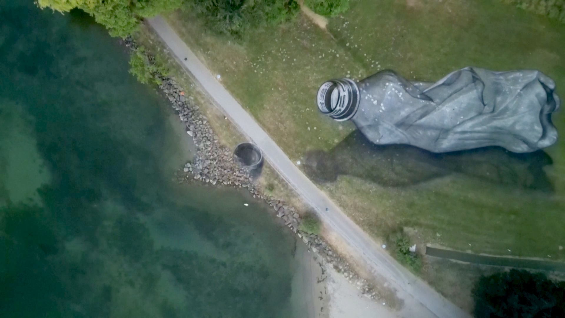 Гигантскую пластиковую бутылку «выкинули» на берег Женевского озера