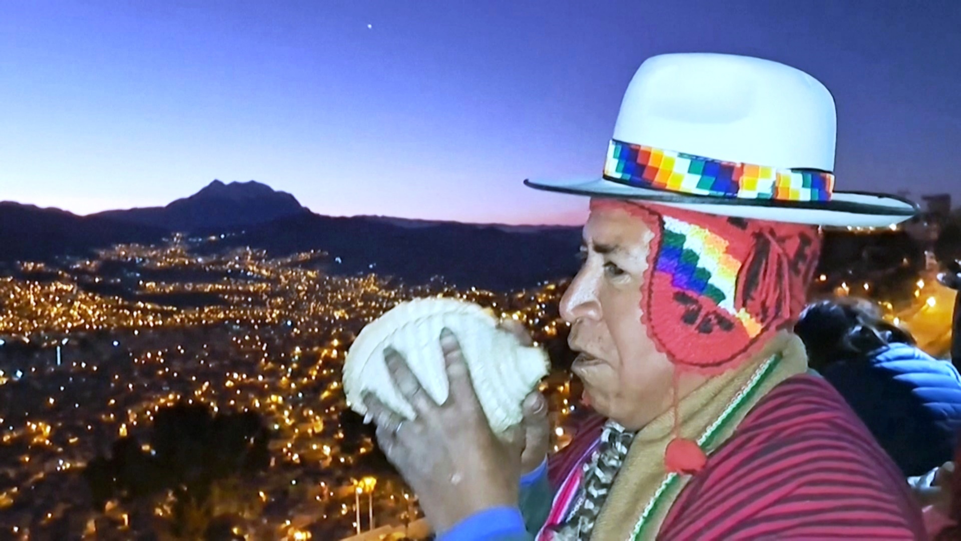 В разных полушариях отметили день летнего и зимнего солнцестояния В разных полушариях отметили день летнего и зимнего солнцестояния