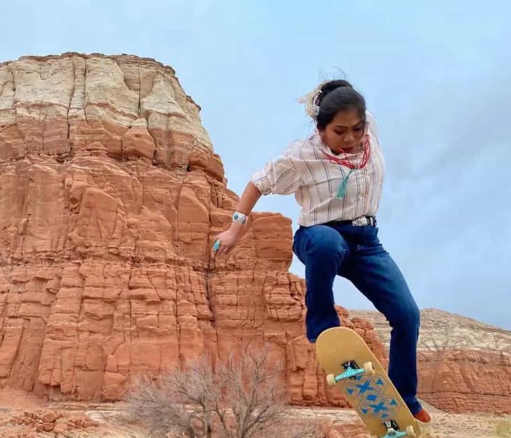 Видеоролики с индейской девушкой-скейтером набирают всё больше просмотров