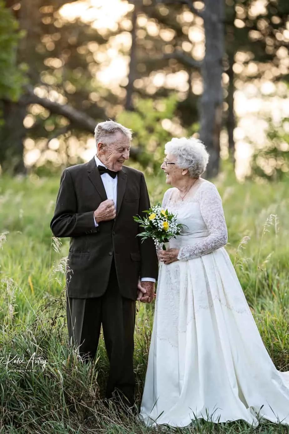 Бриллиантовая свадьба: супруги надели в памятную дату наряды 60-летней давности
