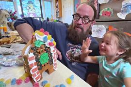2000 пряничных домиков к Рождеству: американец начинает печь уже в июле