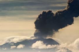 В Перу вулкан Убинас выбрасывает пепел на высоту 5500 метров