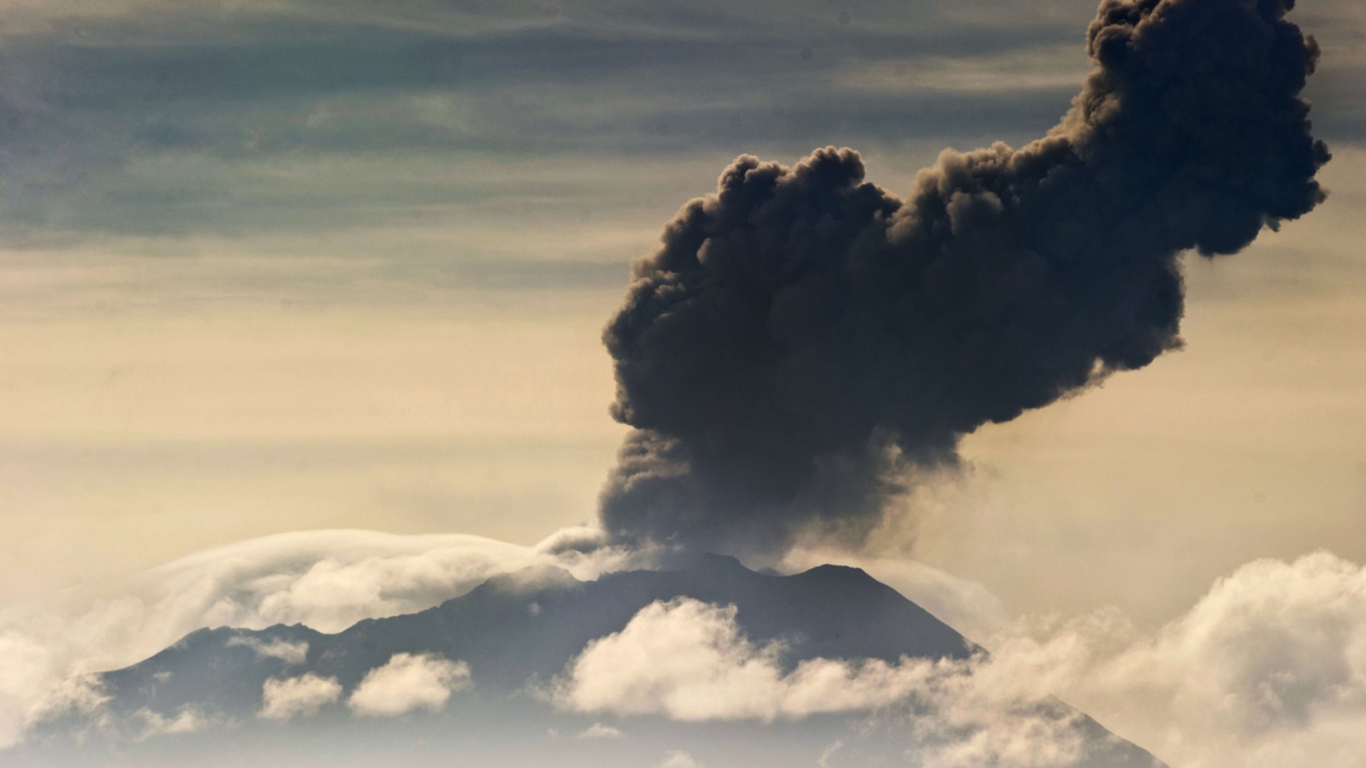 В Перу вулкан Убинас выбрасывает пепел на высоту 5500 метров