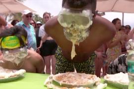 Во Флориде посостязались в поедании лаймового пирога без рук
