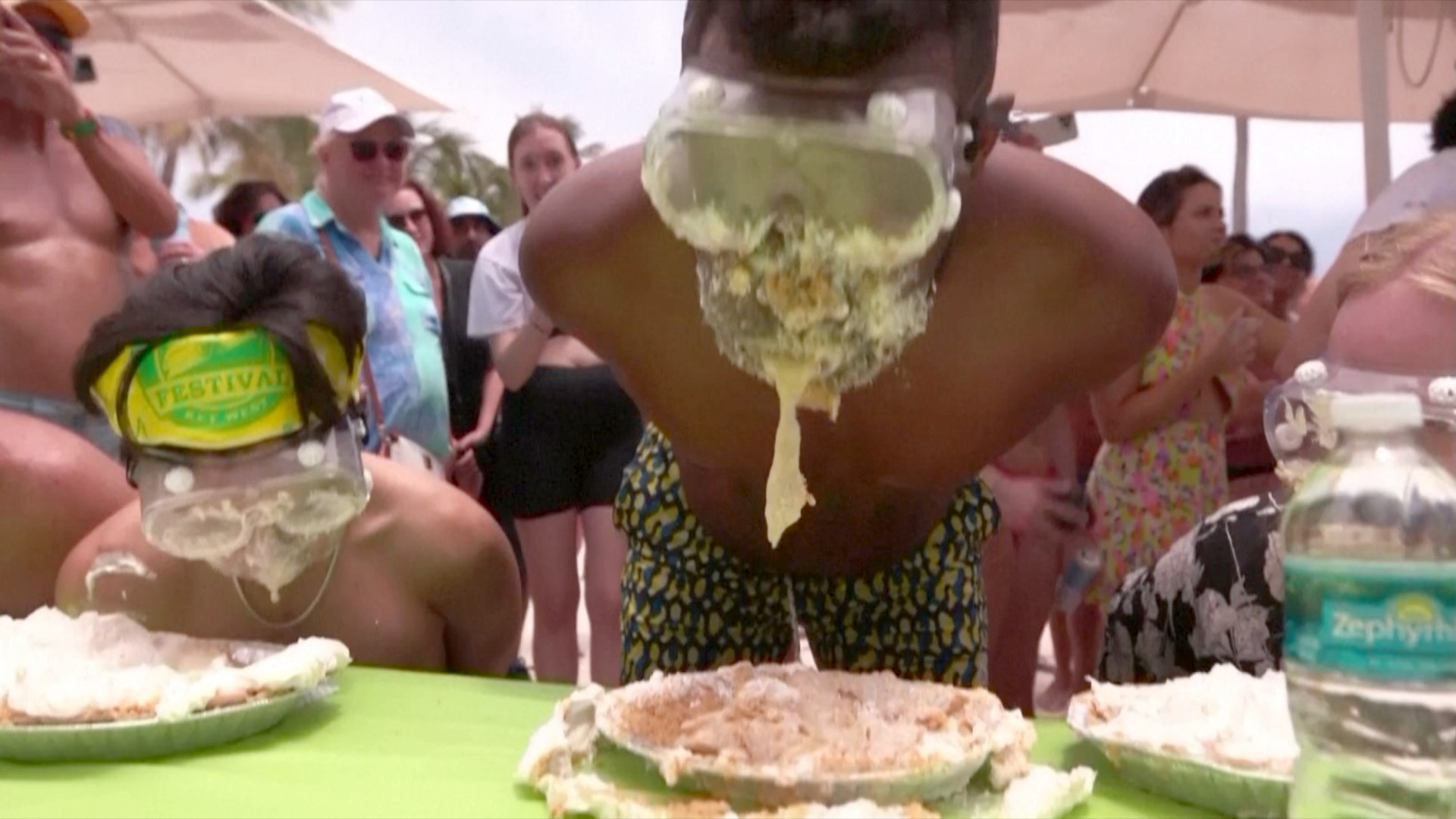 Во Флориде посостязались в поедании лаймового пирога без рук