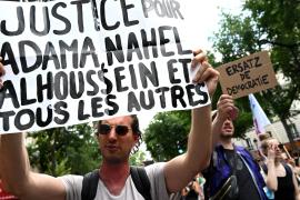 Сотни людей вышли на незаконный протест в центре Парижа