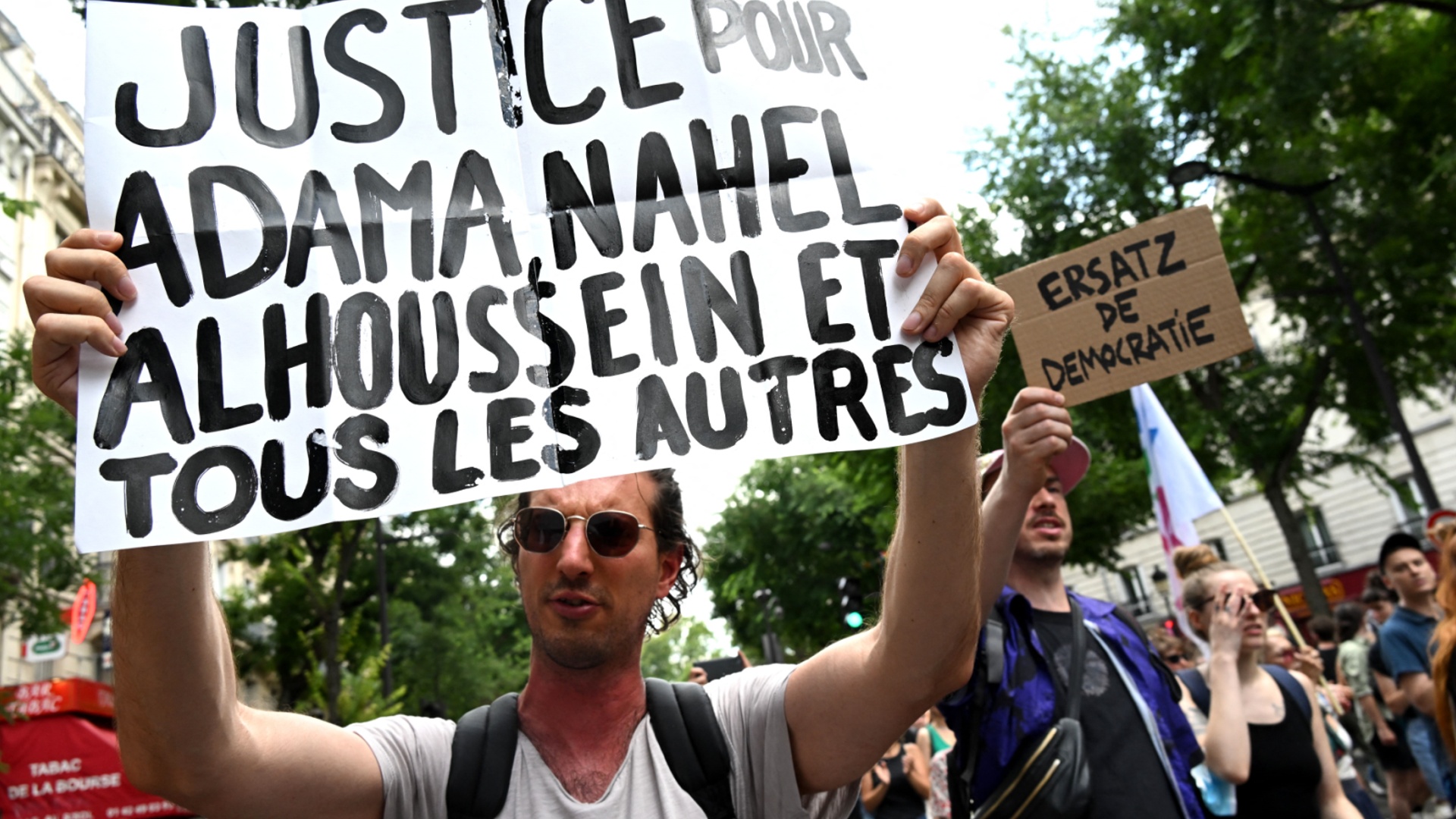 Сотни людей вышли на незаконный протест в центре Парижа