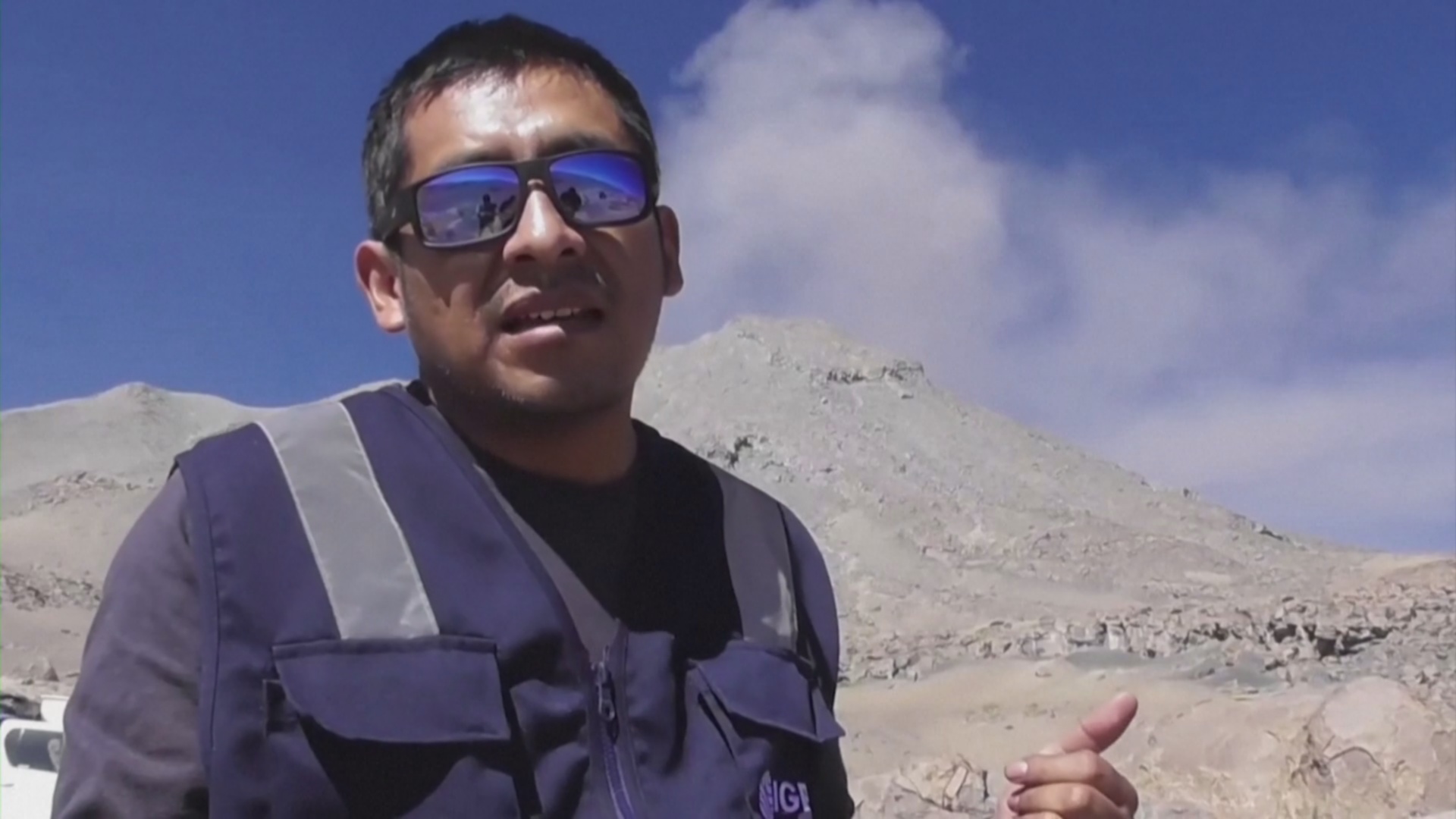 Перуанские учёные пришли к вулкану Убинас и наблюдают за извержением