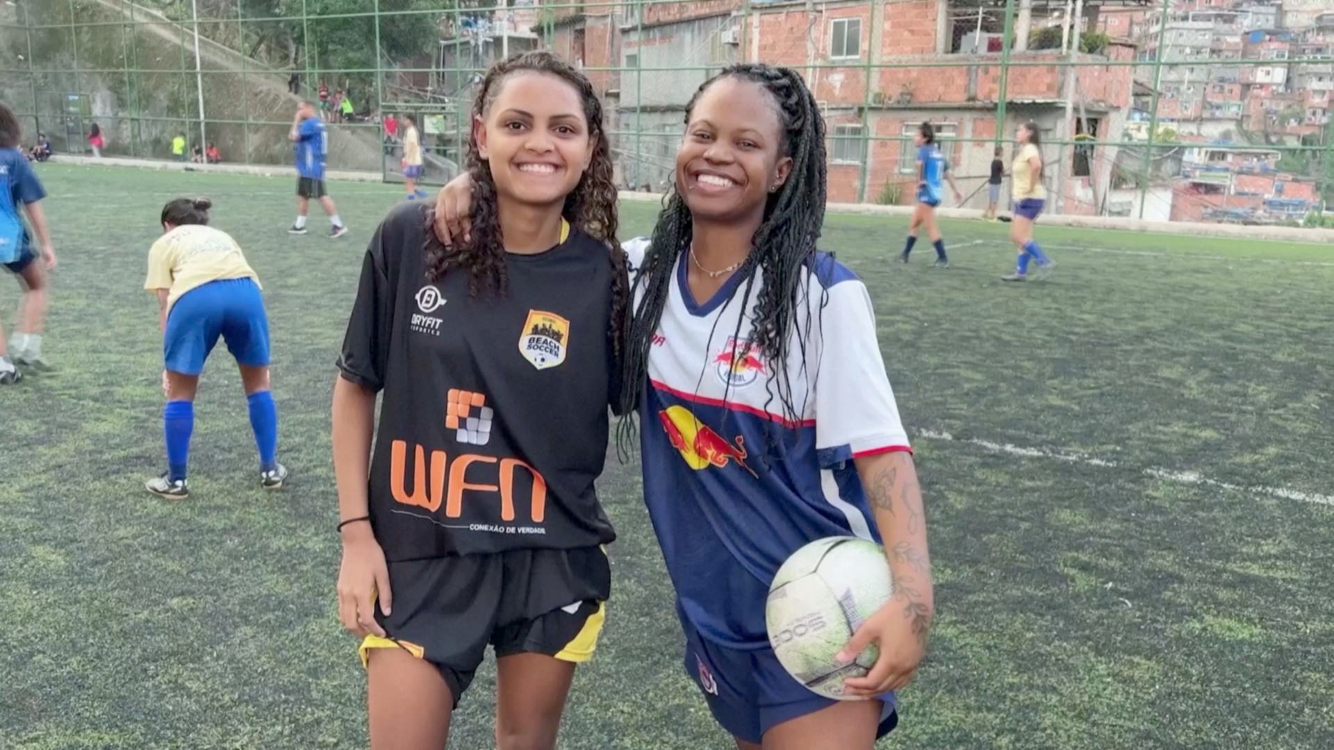 В трущобах Рио-де-Жанейро девушкам помогают попасть в профессиональный футбол