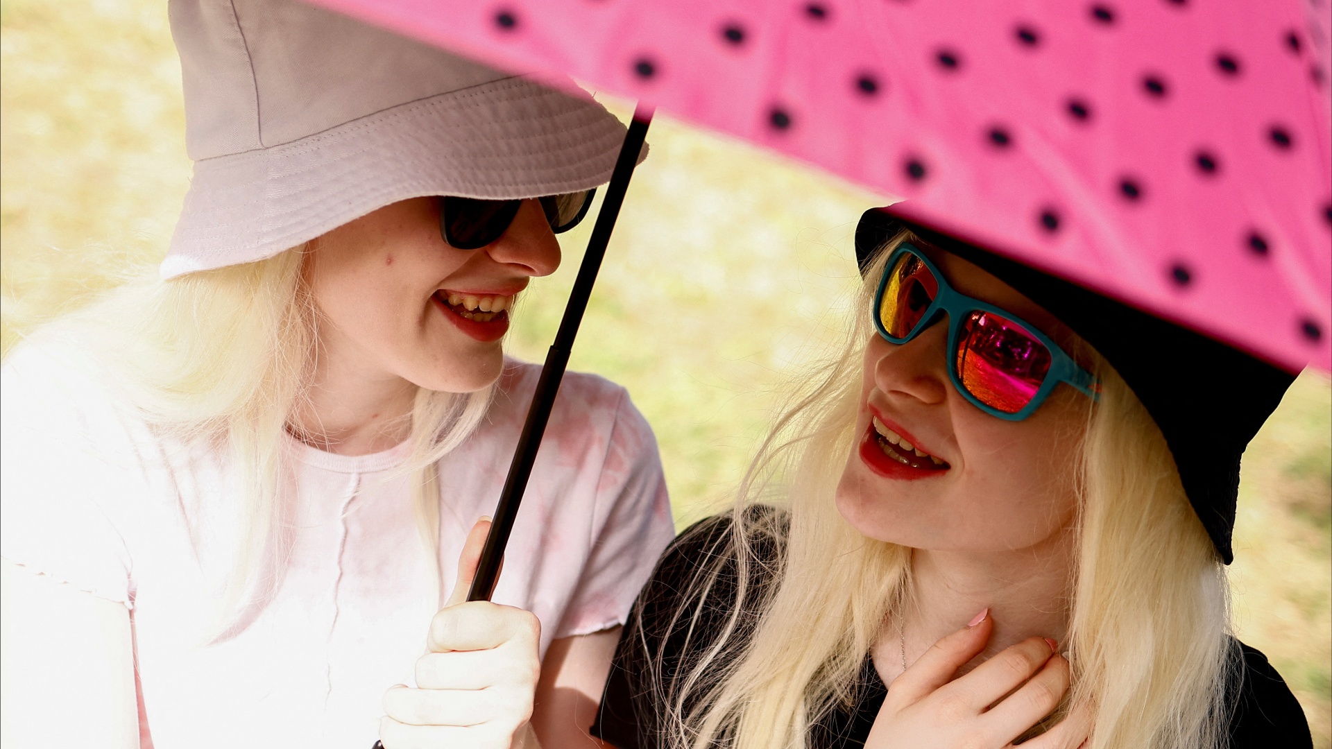 Как сёстры-альбиносы из Италии защищают свою кожу от палящих солнечных лучей