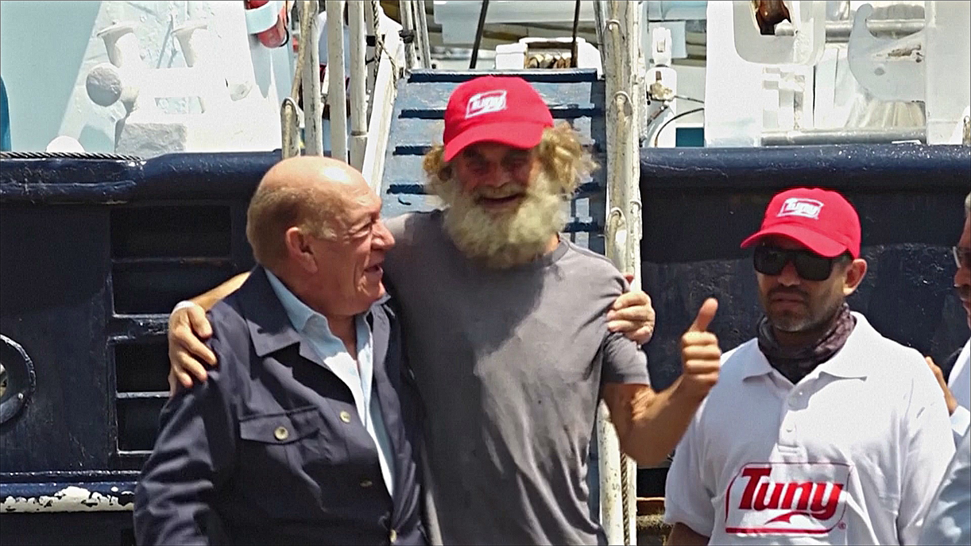 Австралийского моряка и его собаку спасли с лодки после месяцев в океане