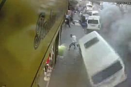 «Мы видели, как подлетели машины»: подземный взрыв газа в Йоханнесбурге превратил дорогу в руины