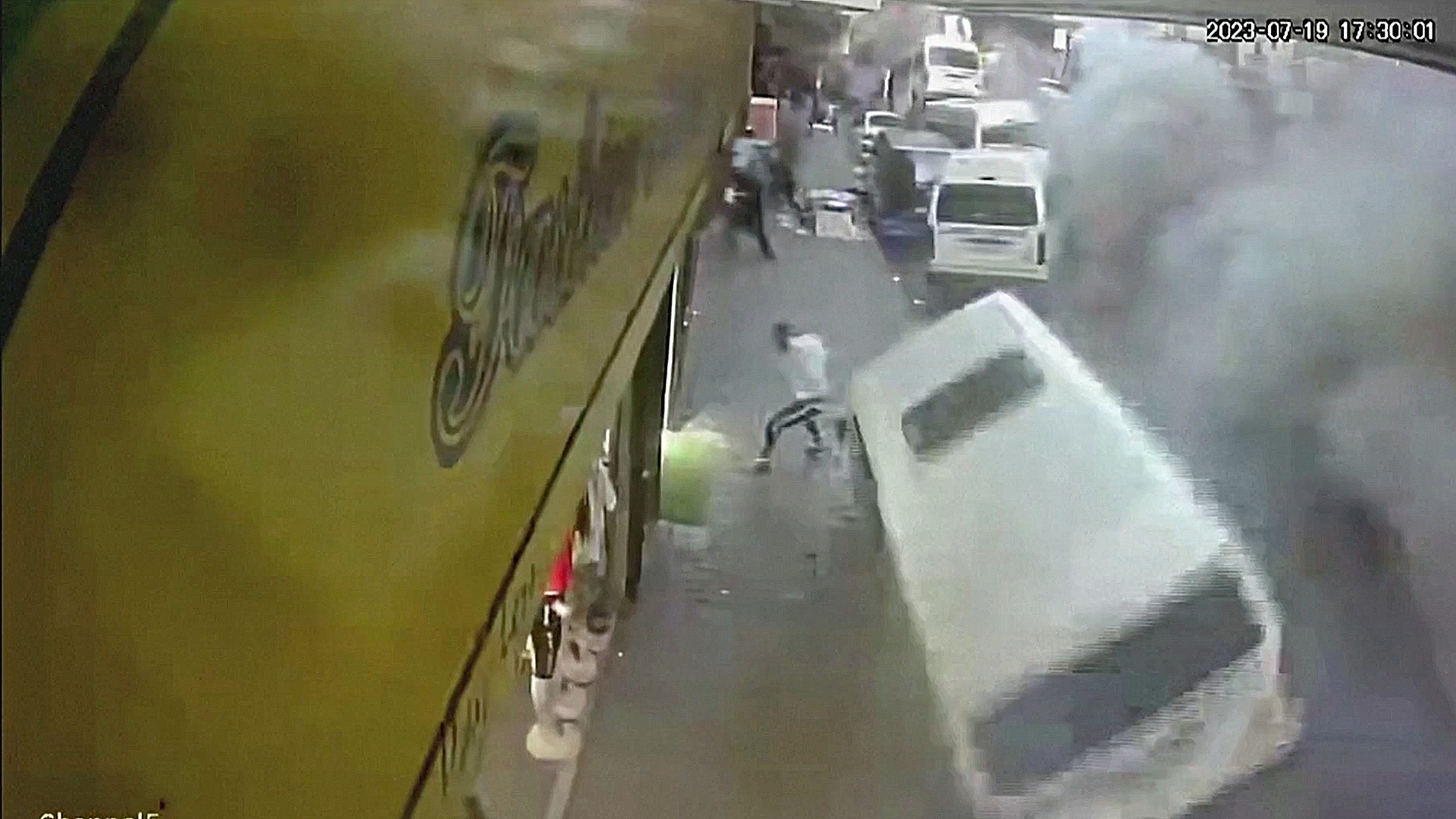 «Мы видели, как подлетели машины»: подземный взрыв газа в Йоханнесбурге превратил дорогу в руины