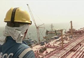 ООН начала откачку более 1 млн баррелей нефти с аварийного танкера в Йемене