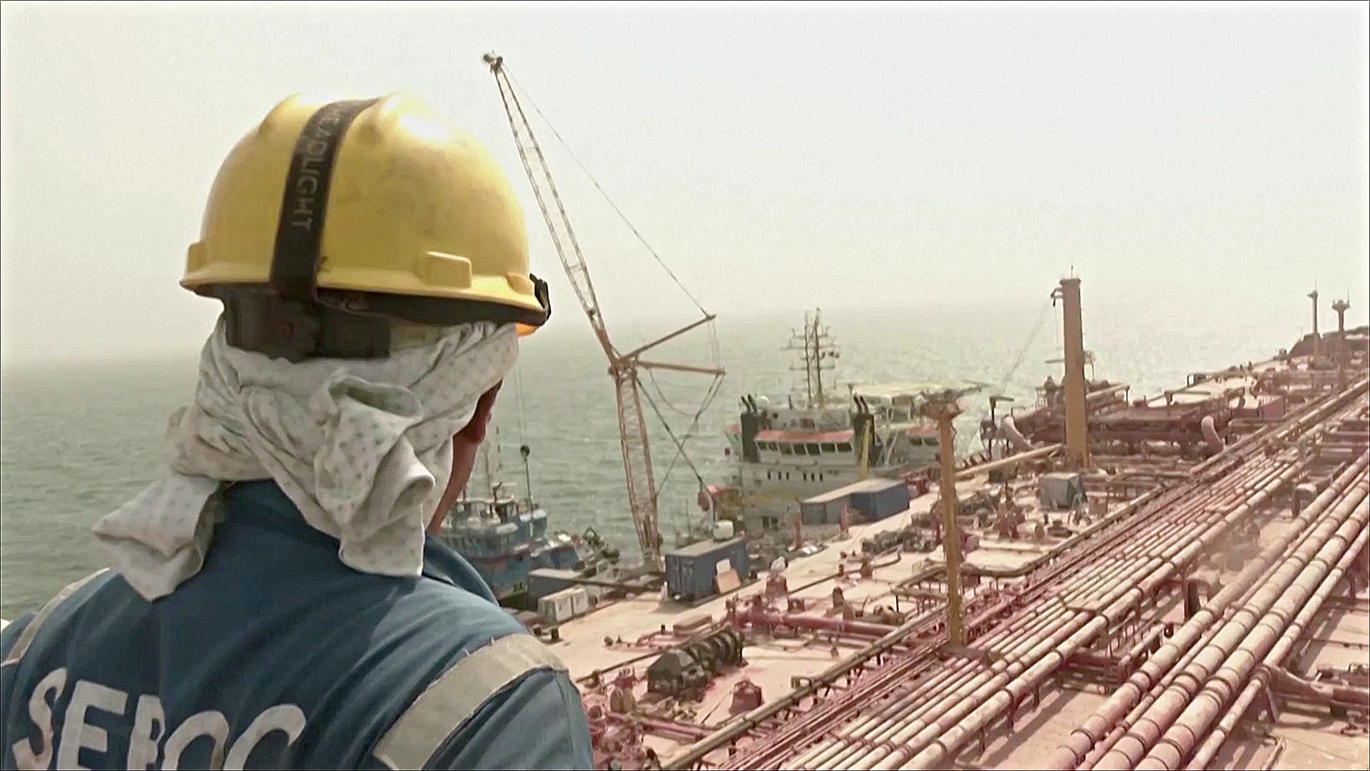 ООН начала откачку более 1 млн баррелей нефти с аварийного танкера в Йемене