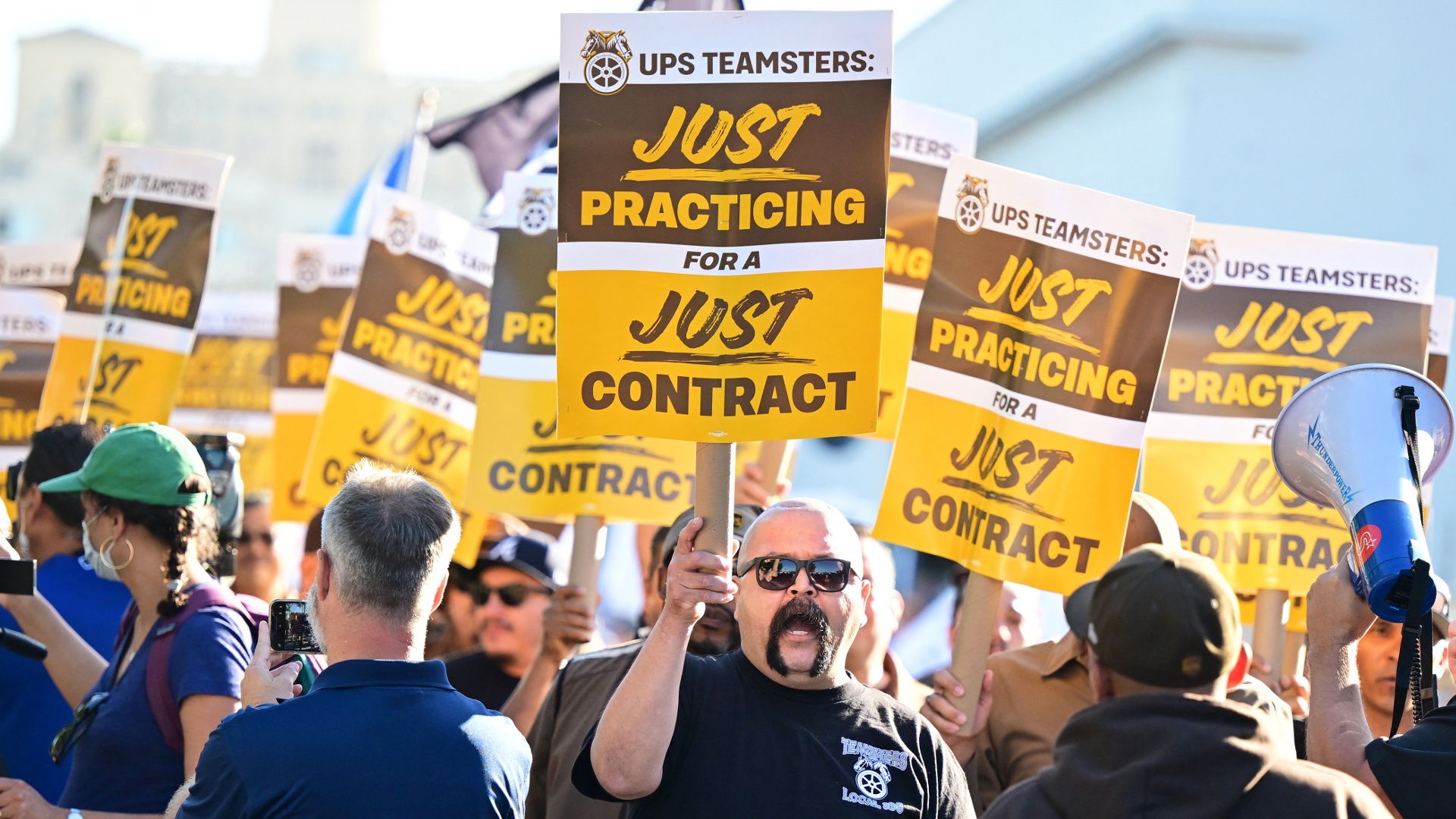 Сотни тысяч работников UPS в США могли выйти на стачку, но удалось договориться