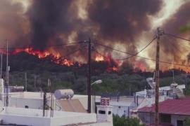 Лесные пожары угрожают жилым домам в Греции, Португалии и на Сицилии
