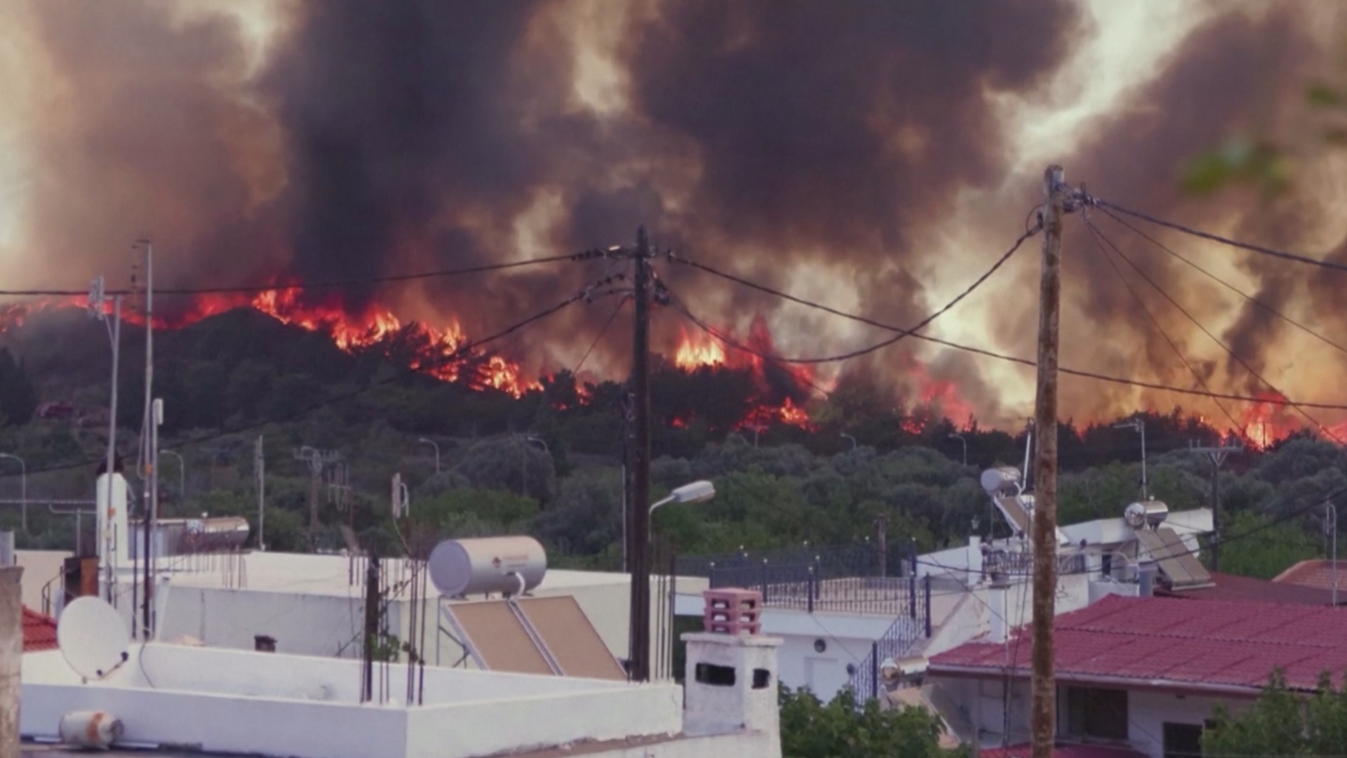 Лесные пожары угрожают жилым домам в Греции, Португалии и на Сицилии
