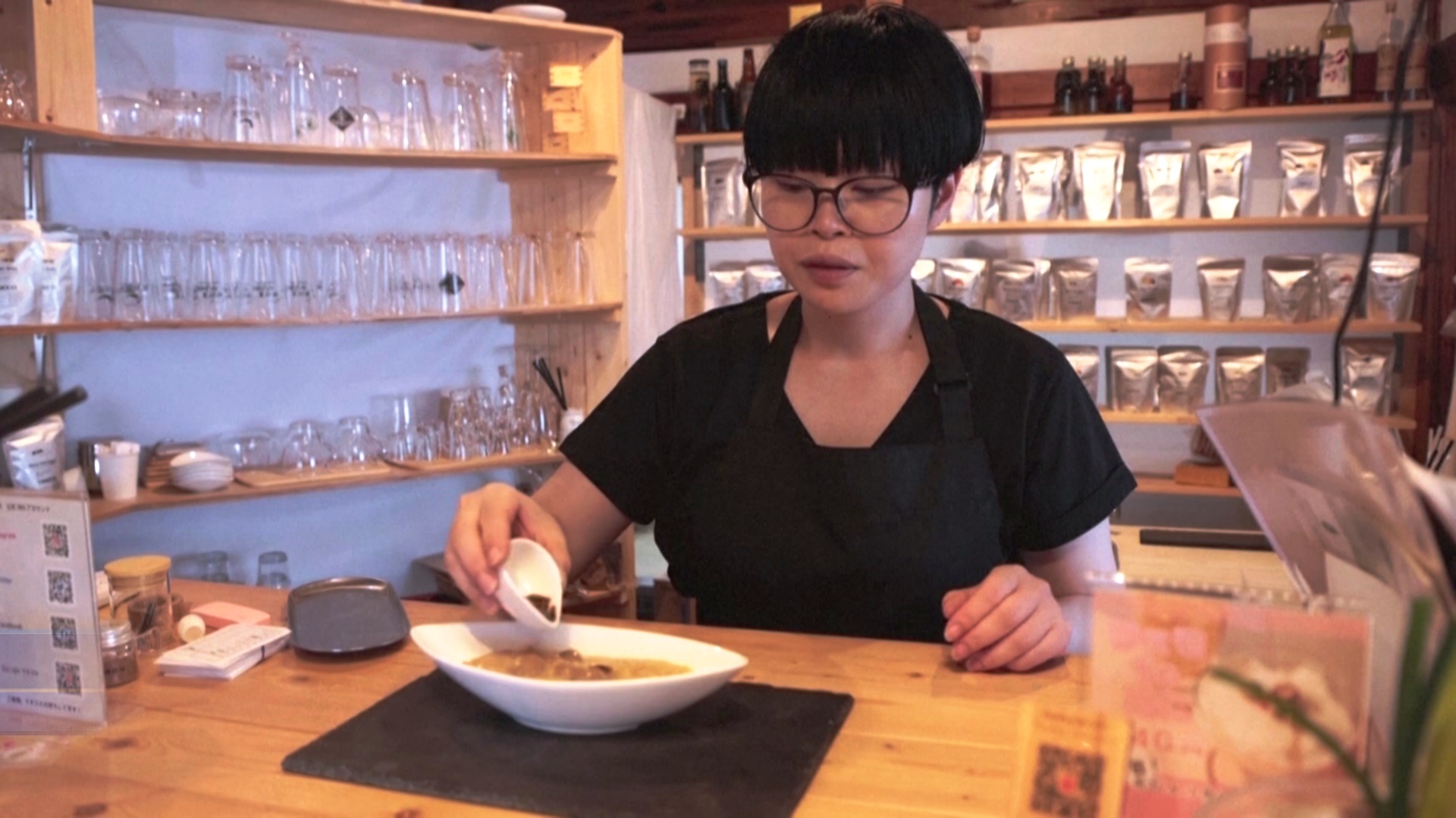 Рис со сверчками и коктейль с жуками подают в кафе в Токио