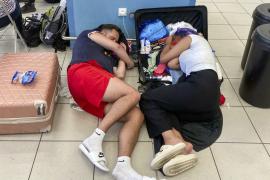Сотни туристов, эвакуированных из-за пожаров, застряли на Родосе