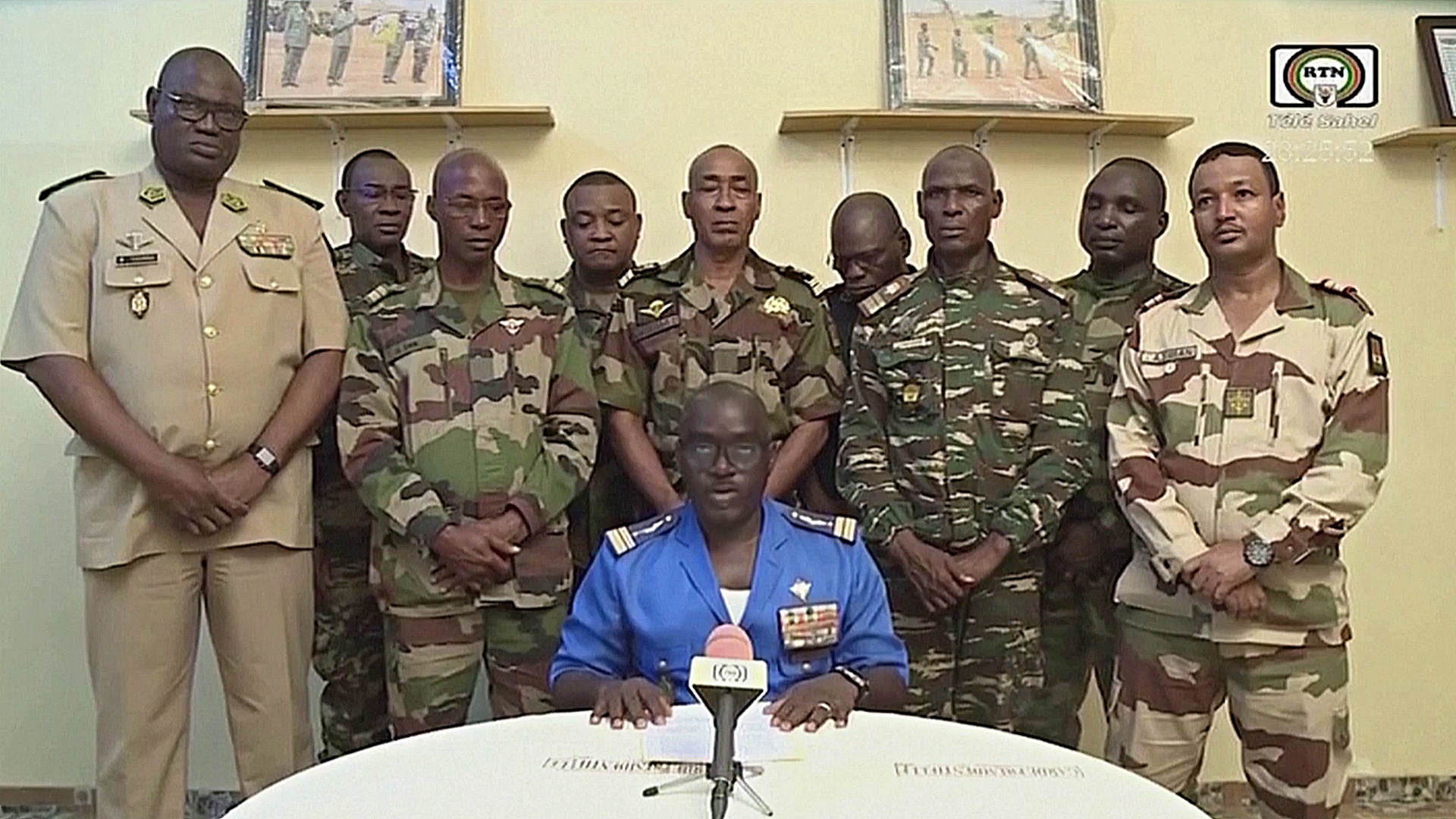 Военные Нигера захватили власть и удерживают президента во дворце