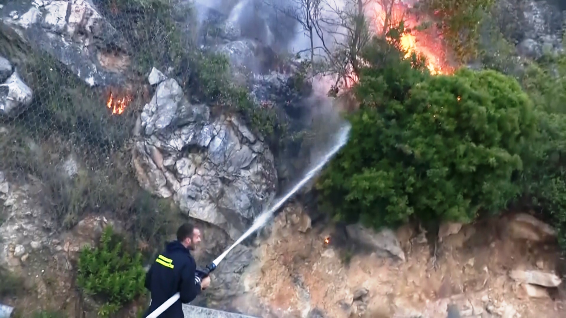 На хорватском острове Чиово в огне погибло 400 гектаров леса