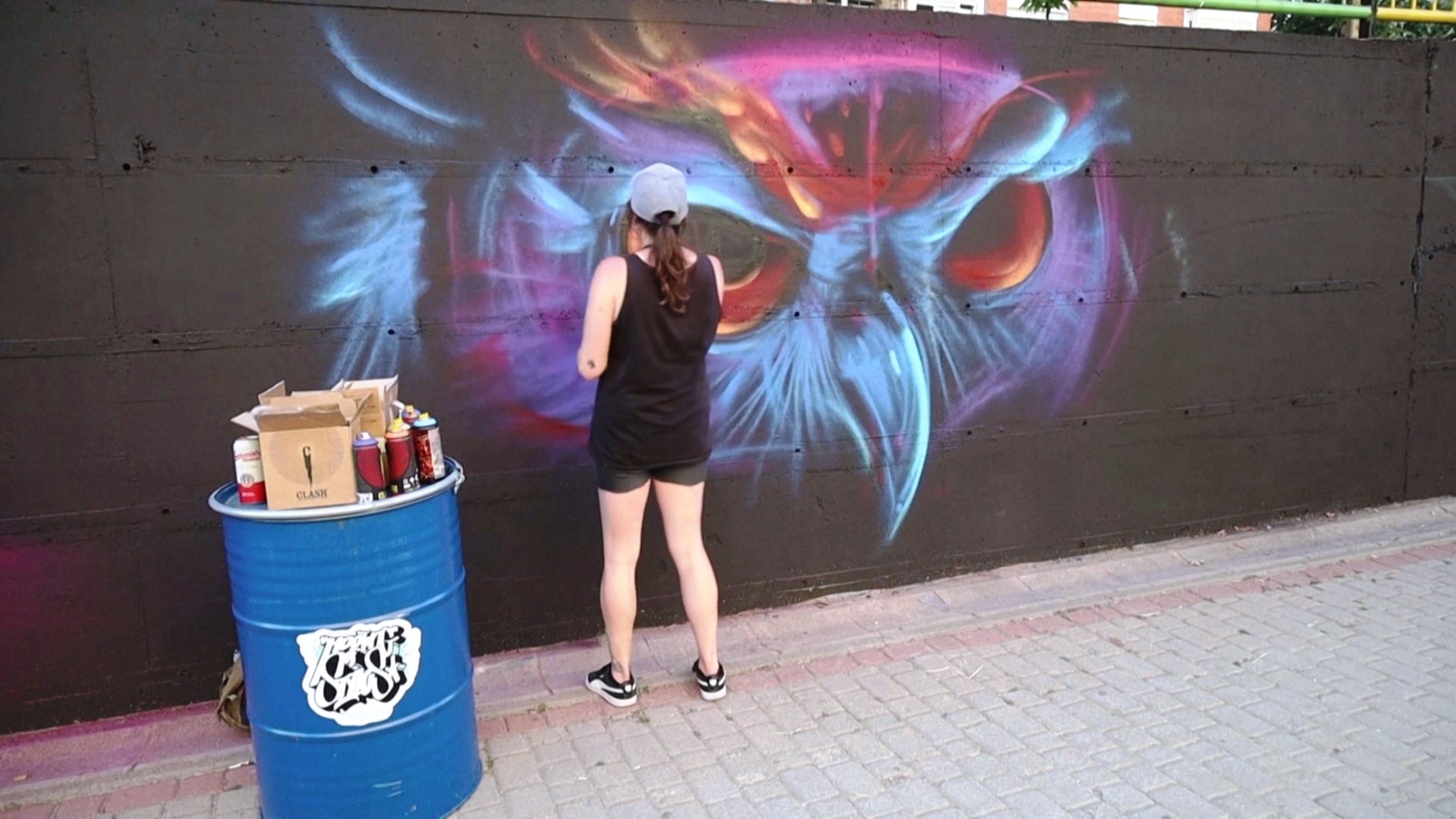 Уличные художники украшают картинами серые стены в столице Косово