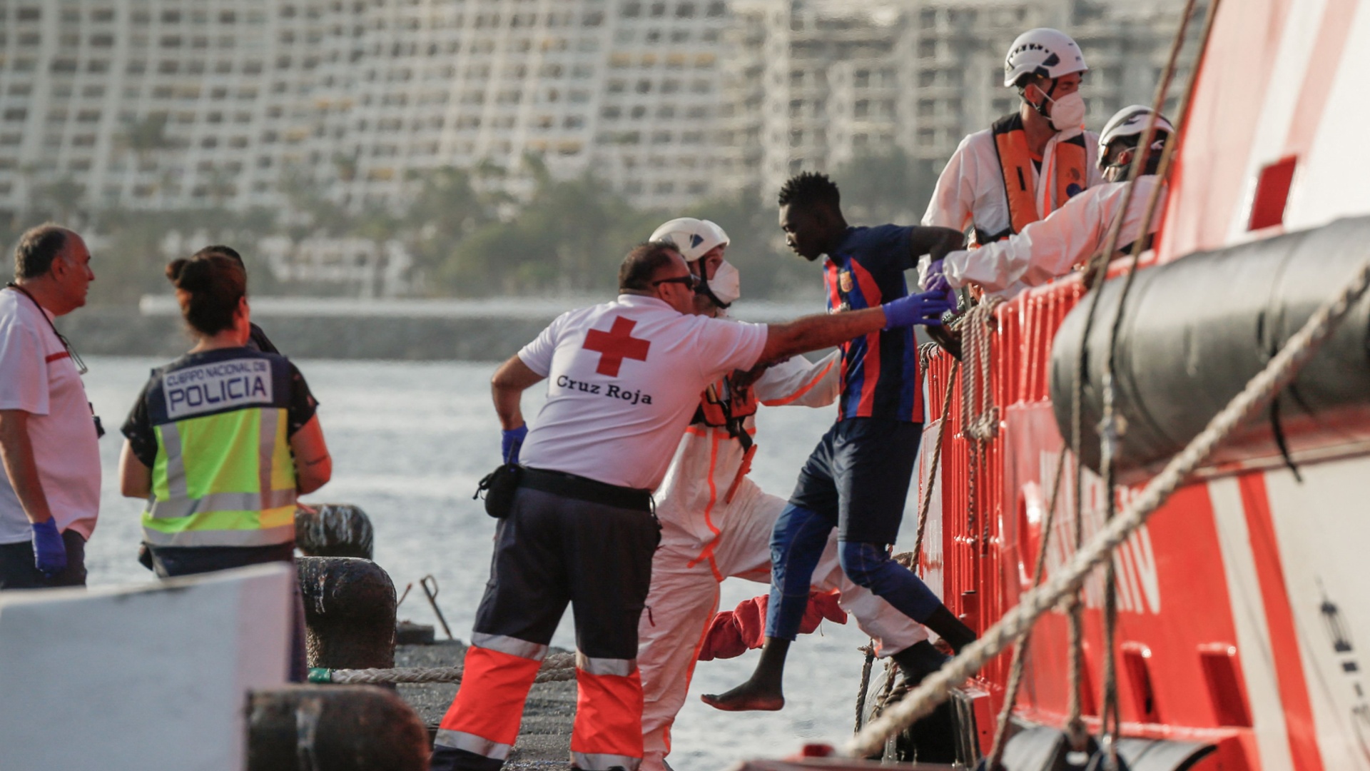Почти 90 мигрантов случайно обнаружили и спасли у берегов Канарских островов