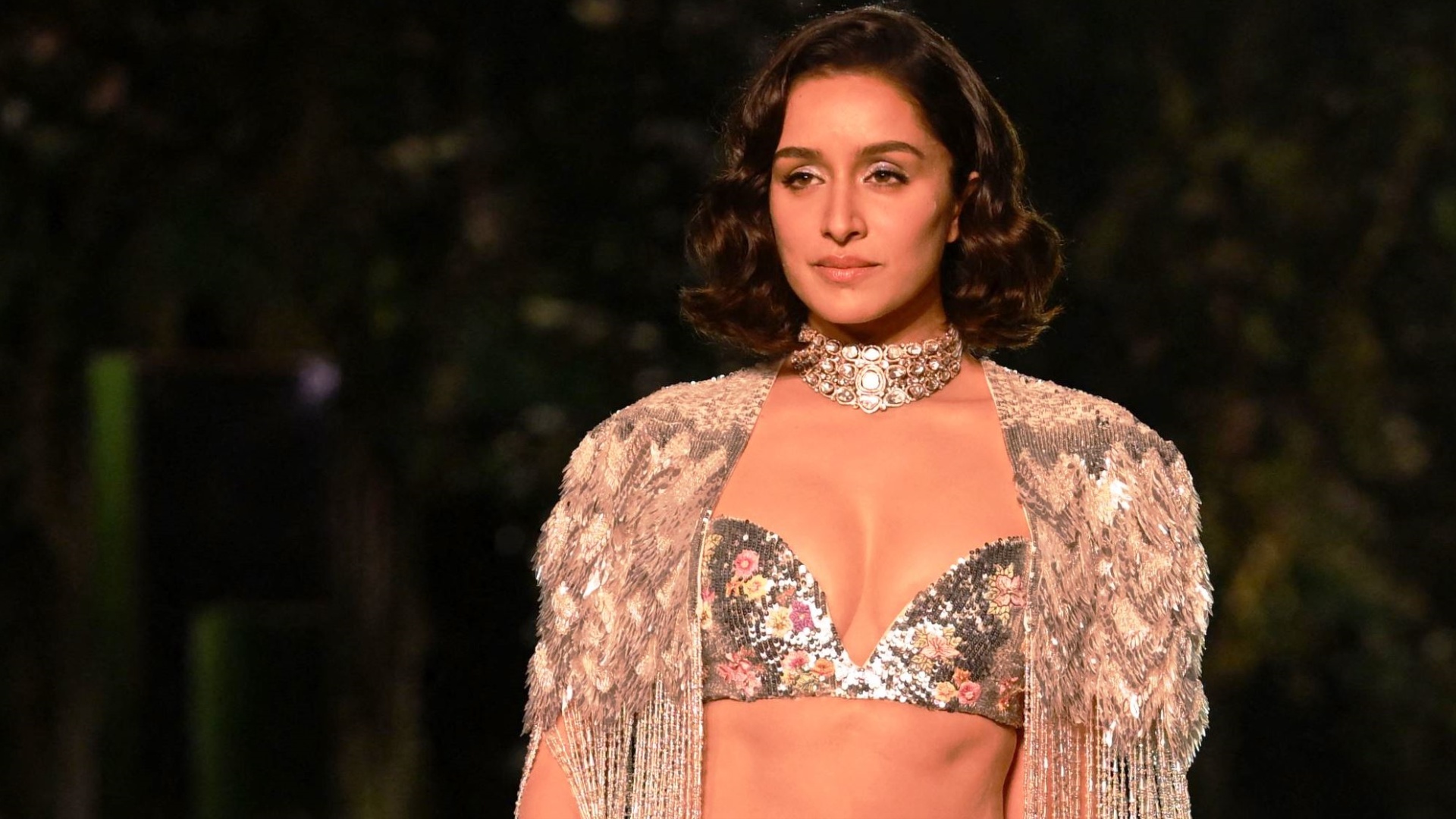 Актриса Болливуда представила роскошный наряд на Неделе моды в Индии