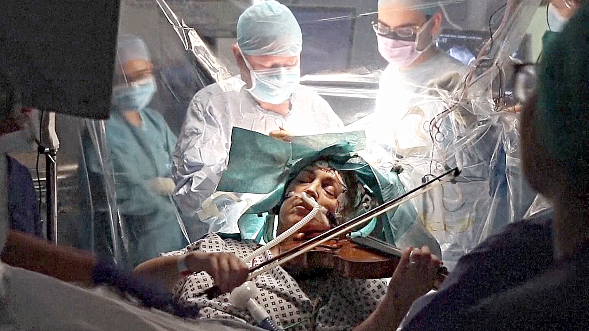 Как чувствует себя пациентка, которая три года назад играла на скрипке во время удаления опухоли в её мозгу