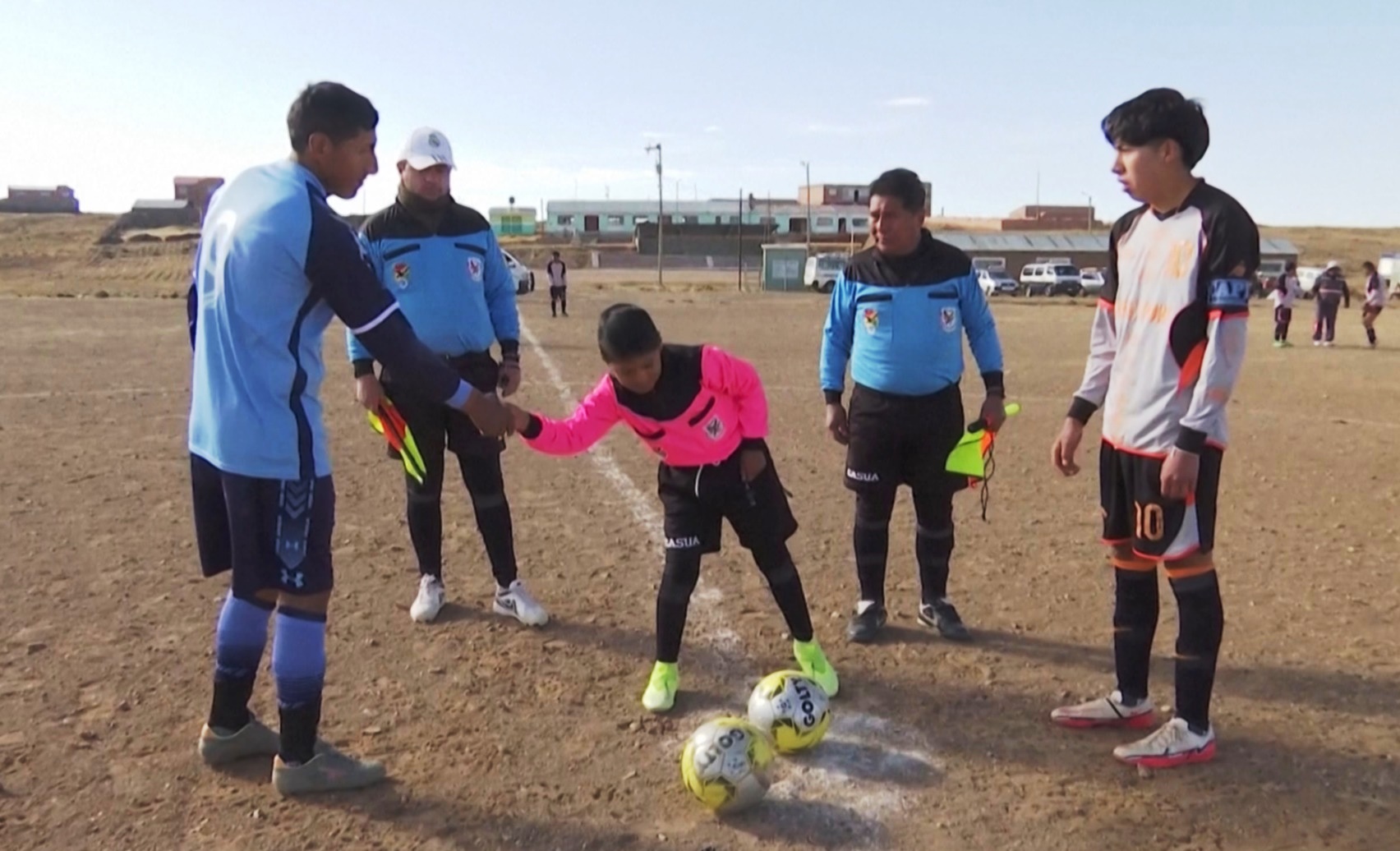 10-летний боливиец судит футбольные матчи