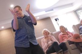 Мужчина с синдромом Дауна пением скрашивает жизнь пожилых австралийцев
